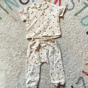 Quincy Mae 2-pc Apple set, only worn once. Size 12-18M